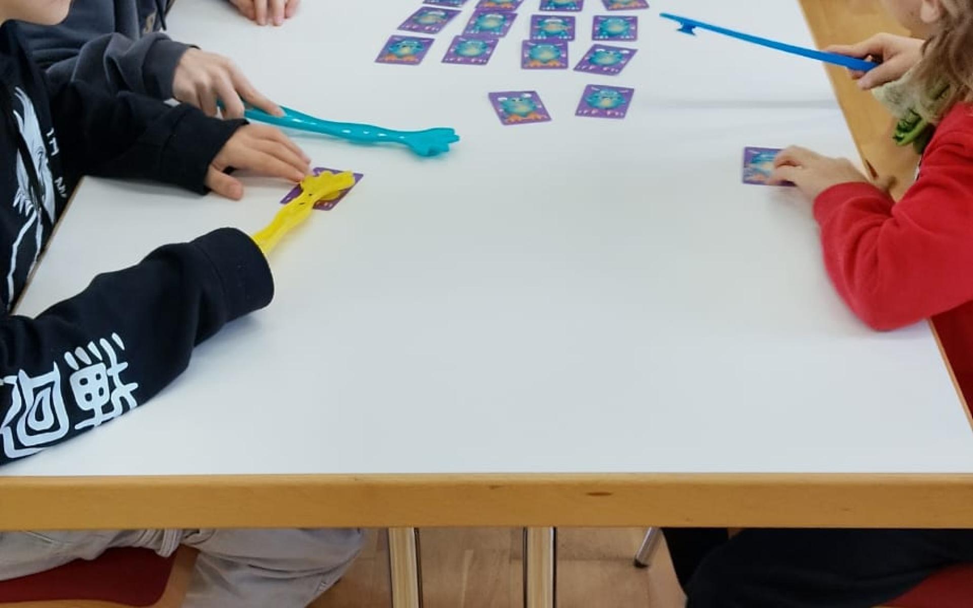 Kinder beim Spiele spielen