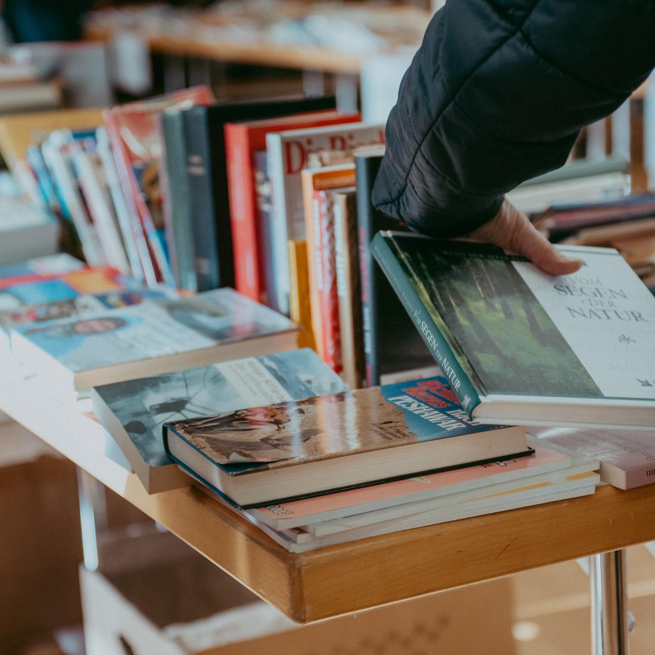 Büchertisch